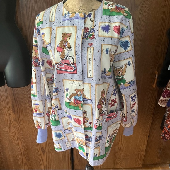 Vintage Novelty Exercise Bear Snap Close Scrub Top size Small - Picture 10 of 10